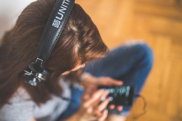 Điếc tai do thói quen nghe nhạc ở người trẻ
